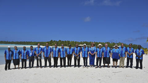 Les dirigeants du Pacifique posent pour une photo de groupe à l'occasion du Forum des îles du Pacifique à Aitutaki, dans les îles Cook, le 9 novembre 2023.