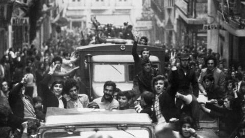La rue en liesse à Lisbonne après le coup d’État du 25 Avril 1974 qui a fait chuter la dictature.