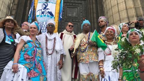 Baianas, o padre Brien MacCarthy e o pai de santo Pai Pote na Igreja da Madaleine, em Paris, em 8 de setembro de 2019.