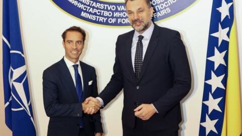 Secretarul general adjunct al NATO, Javier Colomina (stânga) și ministrul bosniac de externe, Elmedin Konaković , la Sarajevo, Bosnia Herțegovina, 23 octombrie 2024