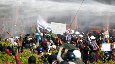 Polícia de Mianmar reprime, com bombas de gás lacrimogênio e balas de borracha, protestos contra o golpe de Estado.