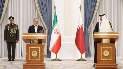 O presidente iraniano, Tamim bin Hamad Al-Thani (esq.) ao lado do emir do Qatar Tamim bin Hamad Al-Thani durante coletiva de imprensa em Doha.