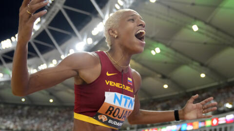 Yulimar Rojas, de Venezuela, celebra tras ganar la medalla de oro en la final femenina de triple salto en el Mundial de Atletismo en Budapest, Hungría, el 25 de agosto de 2023.