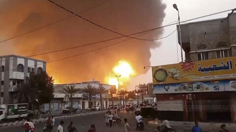 Imagens de um vídeo mostrando uma coluna de fogo vinda do porto de Hodeida, no oeste do Iêmen, após um ataque aéreo israelita a 20 de Julho de 2024.