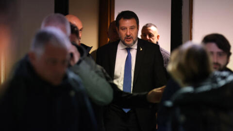 O vice-primeiro-ministro da Itália, Matteo Salvini, deixa o tribunal após uma audiência em 12 de janeiro de 2024 em Palermo, onde é julgado, acusado de usar seu cargo de ministro do Interior na época para deter 147 migrantes no mar, recusando-se a deixá-los desembarcar de um navio de resgate operado pela organização não governamental espanhola Open Arms. (Foto de Alessandro FUCARINI / AFP).