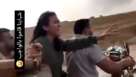 在美联社获得的视频中，诺亚·阿加玛尼 (Noa Argamani) 和她的伴侣阿维纳坦·奥尔 (Avinatan Or)（未在图片中）于 2023 年 10 月 7 日被哈马斯激进组织成员劫为人质。以色列媒体报道当哈马斯侵入时，这对夫妇正在参加一个舞蹈音乐节。