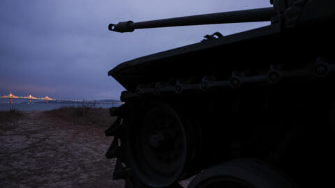 台湾金门海滩上可以看到退役的军用坦克。2024 年 2 月 20 日，