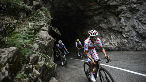 El corredor ecuatoriano del EF Education, Richard Carapaz, enfundado en el maillot a lunares, durante el ascenso del col de la Turini, en la 20ª etapa del Tour de Francia, entre Niza y el col de la Couillole, el 20 de julio de 2024