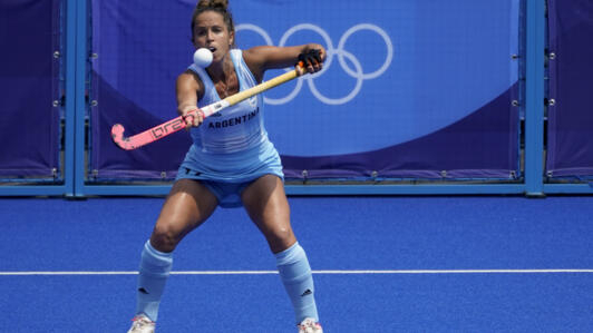 La argentina Rocío Sánchez Moccia recibe un pase durante un partido de hockey sobre césped femenino contra Australia en los Juegos Olímpicos de Verano de 2020, el sábado 31 de julio de 2021, en Tokio, Japón.