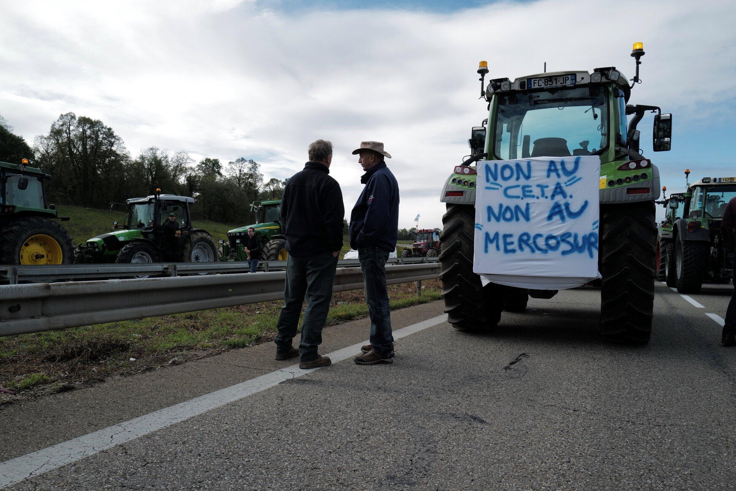 Agricultores dizem "não ao Ceta" em protesto perto de Mulhouse, no leste da França, em 8 de outubro de 2019.