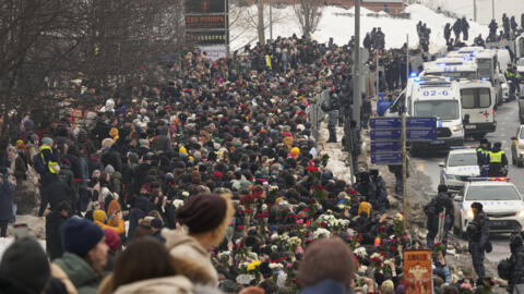 在莫斯科南郊鲍里索沃公墓前向反对派活动人士纳瓦尔尼告别的人群 照片日期为2024年3月1日。