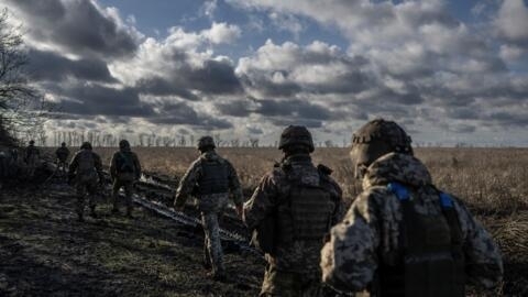(Foto de ilustración). Soldados ucranianos cerca del frente de Marinka, en Ucrania, el 26 de diciembre de 2023.