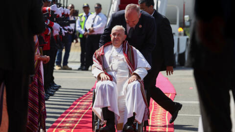 O Papa Francisco usa um lenço que lhe foi dado enquanto era recebido no Aeroporto Internacional Presidente Nicolau Lobato durante sua visita apostólica à Ásia, em Dili, Timor Leste, em 9 de setembro de 2024.