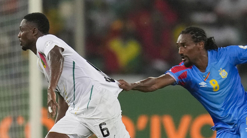 Amadou Diawara (maillot blanc) et Samuel Moutoussamy lors de la CAN 2024. La Guinée et la RD Congo se sont retrouvé pour les éliminatoires de la CAN 2025. (Archives).