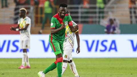 Le Burkinabè Bertrand Traoré célèbre son but lors du huitième de finale entre le Mali et le Burkina Faso à Korhogo, le 30 janvier 2024.