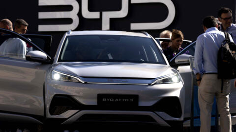 2023年9月8日，德国慕尼黑国际车展，中国汽车制造商强势登场。图为参观者观看比亚迪最新推出的电动车。