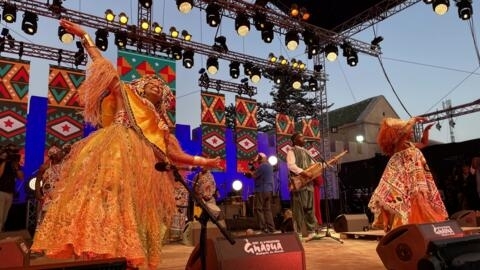 Le Maâlem Hassan Boussou a ouvert le festival à Essaouira lors d’une création unique, ici avec des artistes du groupe brésilien Ilê Aiyê, le jeudi 27 juin 2024.