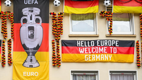 Esta imagen muestra banderas de Alemania exhibidas por el aficionado al fútbol alemán Achim Klimmeck en Rullichstrasse en Essen el 4 de julio de 2024, durante el campeonato de fútbol UEFA Euro 2024. Durante el torneo se podrán ver más de 500 banderas en la calle residencial.