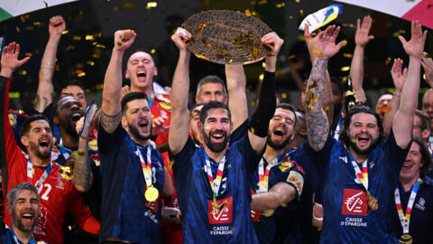 L'équipe de France de handball célèbre son titre de championne d'Europe après sa victoire face au Danemark à Cologne, le 28 janvier 2024.