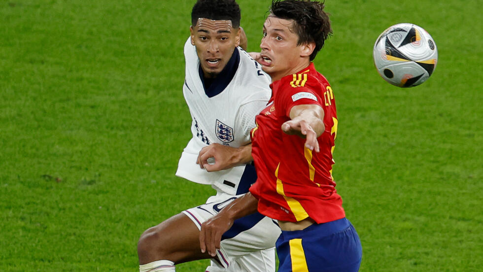 Robin Le Normand (dcha) se disputa un balón con Jude Bellingham durante la final de la última Eurocopa, jugada entre España e Inglaterra el 14 de julio de 2024 en Berlín