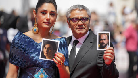 Actrita Golshifteh Farahani si regizorul iranian Mohammad Rasoulof aràtând douà poze pe covorul rosu. Cannes, 24 mai 2024.