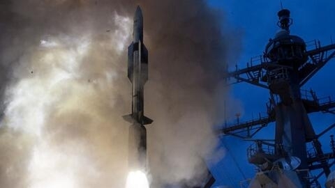 2014 年从美国海军约翰-保罗-琼斯号上发射的 SM-6 导弹。