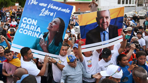 Um cartaz do candidato da oposição às eleições presidenciais venezuelanas, Edmundo Gonzalez Urrutia.