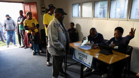 Eleitores sul-africanos fazem fila para votar em eleições gerais, em Langa, Cidade do Cabo, em 29 de maio de 2024.