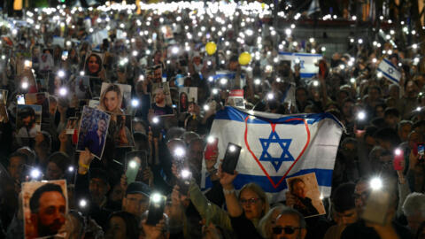 Manifestantes se concentran el 7 de octubre de 2024 en Buenos Aires para conmemorar el aniversario del ataque del grupo Hamás en Israel.