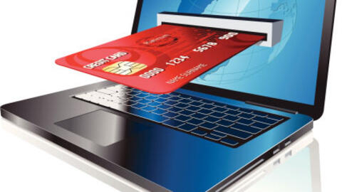 Une carte de crédit et un ordinateur, symboles du e-commerce.