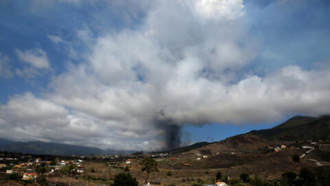 As autoridades começaram a retirar os moradores da região, após o início da erupção do vulcão Cumbre Vieja, localizado em La Palma, no arquipélago das Canárias, neste domingo 19 de setembro de 2021.