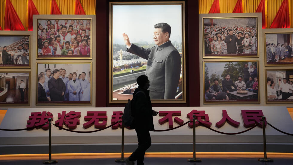 中国北京，中国共产党历史博物馆，中国国家主席习近平的巨幅照片下面写着习喜欢说的一句话： "我将无我，不负人民 "，中共二十届三中全会按常规应在10月-11月间召开，至今不见动静引起外界猜疑。