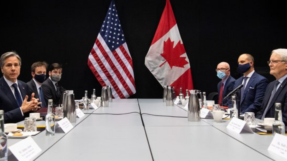 Le 19 mai 2021, en Islande, en prélude à la réunion du Conseil de l'Arctique ce soir, le ministre des Affaires étrangères américain Anthony Blinken a rencontré (à gauche, sur la photo) son homologue canadien Marc Garneau. À cette occasion, face aux prises de positions belliqueuses de la Russie à propos de l'océan Arctique, il a réaffirmé vouloir "préserver cette région en tant qu'endroit de coopération pacifique" en matière de climat ou d'avancées scientifiques