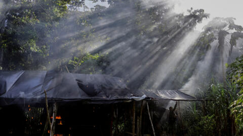 Representantes do IBAMA queimam um acampamento de garimpeiros durante uma operação contra o garimpo ilegal na terra indígena Yanomami, estado de Roraima, Brasil, 5 de dezembro de 2023.