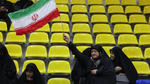 Une femme brandit un drapeau iranien, le 28 février 2024 à Téhéran.
