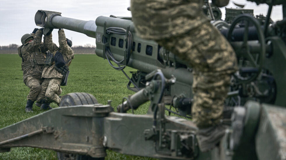 FILE - Ukrainian soldiers prepare a U.S.-supplied M777 howitzer to fire at Russian positions in Kherson region, Ukraine, 9 Jan, 2023. 