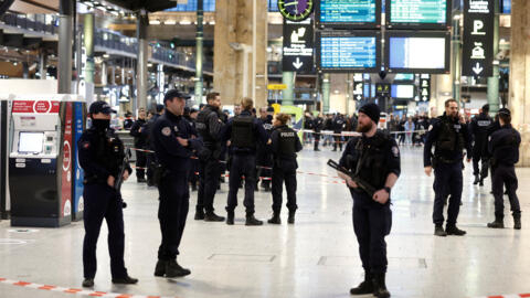 Policiais na Gare du Nord, em Paris. Foto ilustrativa