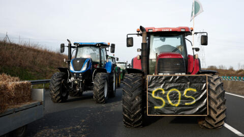 Tratores na rodovia nacional A1 em protesto dos agricultores franceses, que também denunciam o acordo UE-Mercosul. (29/01/24).