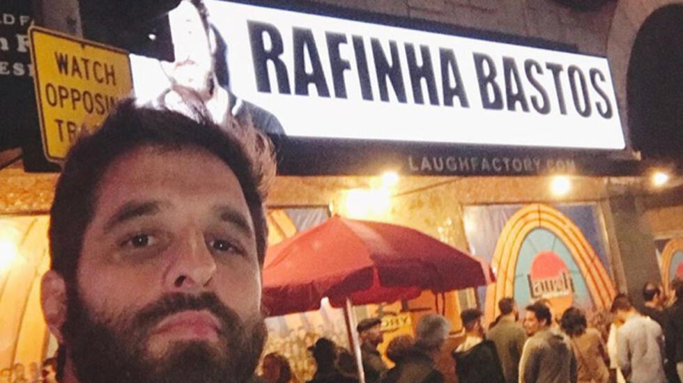 O humorista Rafinha Bastos se mudou para Los Angeles com o objetivo de dominar a arte da comédia, em inglês