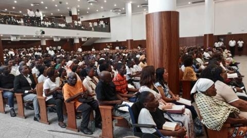 Fiéis da Igreja do Reino de Deus de Angola na missão inaugural da reabertura dos templos no domingo, 14 de Abril de 2024, na Catedral do Maculusso, em Luanda.
