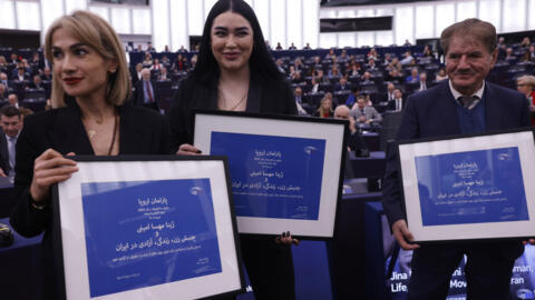 As ativistas pelos direitos das mulheres no Irã Afsoon Najafi (centro), Mersedeh Shahinkar (esquerda) e Saleh Nikbakht, advogado que representou a família de Mahsa Amini, posam durante a cerimônia de entraga do Prêmio Sakharov, no Parlamento Europeu, em Estrasburgo, França, em 12 de dezembro de 2023.