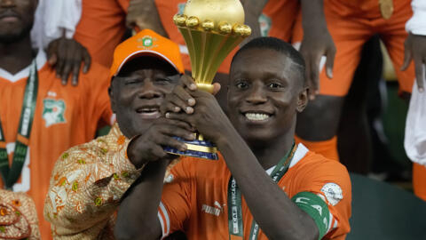 Max-Alain Gradel brandit le trophée de la CAN après la finale remportée face au Nigeria.