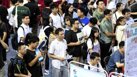 2023 年 9 月 4 日，中国安徽省合肥市，人们在体育馆参加大学毕业生招聘会。 