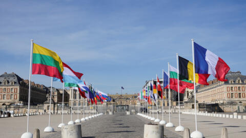 Des drapeaux ondulent avant un Sommet informel des dirigeants de l'UE au Château de Versailles, près de Paris, le 10 mars 2022.