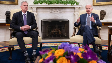 O líder da Câmara dos Representantes, Kevin McCarthy, e o presidente dos Estados Unidos, Joe Biden, durante discussões sobre a dívida pública americana, em 22 de maio de 2023.