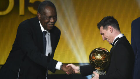 Issa Hayatou, alors président par intérim de la Fifa, en compagnie de Lionel Messi pour le Ballon d'Or 2015, à Zurich.