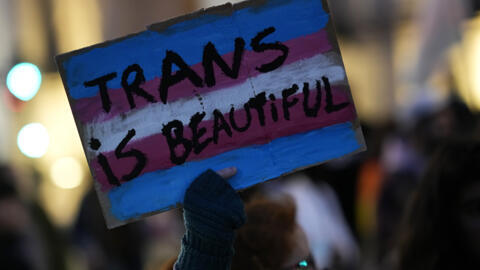 Cartaz durante protesto em Lisboa, no dia da visibilidade trans (imagem ilustrativa).