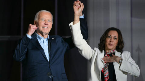 El presidente estadounidense Joe Biden (I) y la vicepresidenta estadounidense Kamala Harris en el balcón de la Casa Blanca en Washington, Estados Unidos, el 4 de julio de 2024.