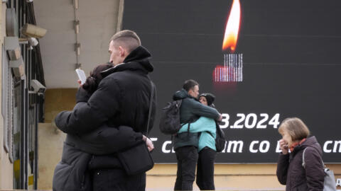 Painel colocado em homenagem às vítimas do atentado na casa de shows Crocus City Hall, perto de Moscou.