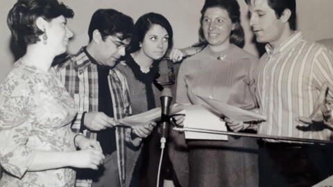 El periodista Ramón Chao (segundo desde la izquiedra) con sus colegas del servicio en español Amparo Cots, Myriam de la Prada, Edith Alain, en la Casa de la Radio, a finales de los años 60, principios de los 70.